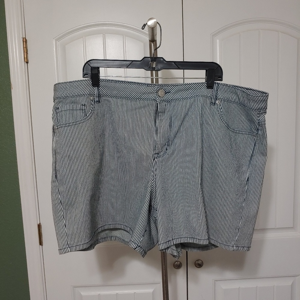 Navy Stripe Shorts SZ 22 Lane Bryant Cotton Blend